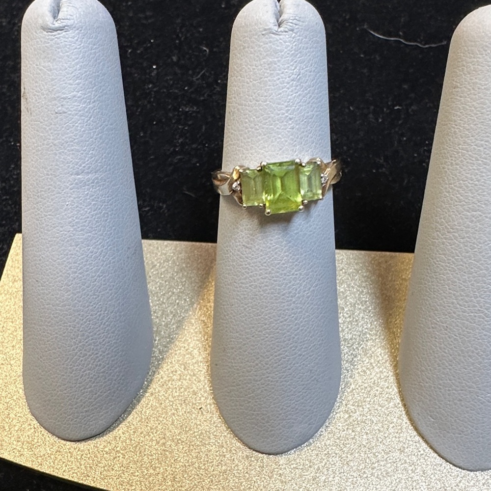 465942 - 10K YG Ring with Peridot and Diamonds